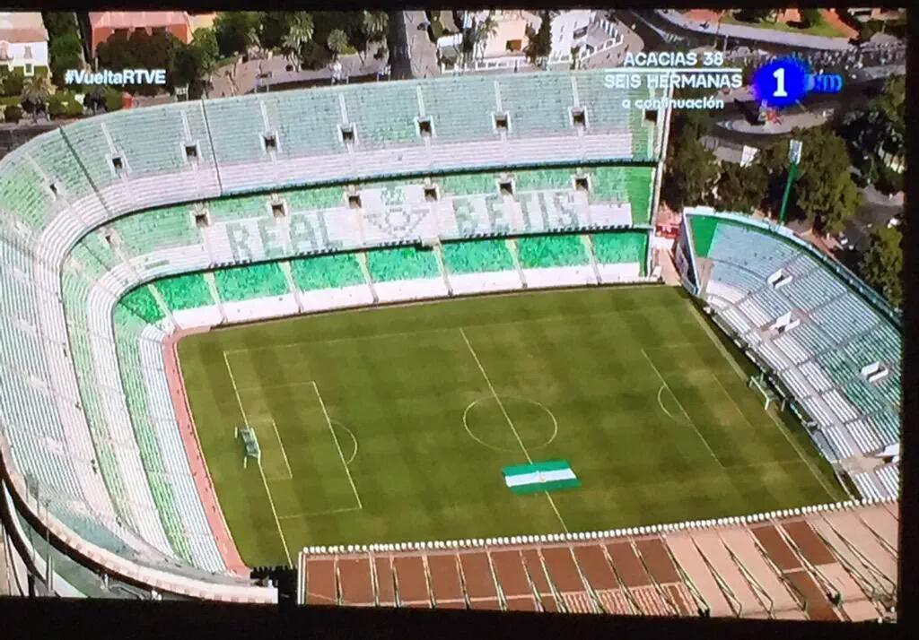 betisweb's tweet photo. Vista aérea del estadio Benito Villamarin al paso de la vuelta ciclista https://t.co/kB8gISABm9 #VueltaRTVE #Betis http://t.co/H6lpql4RHS