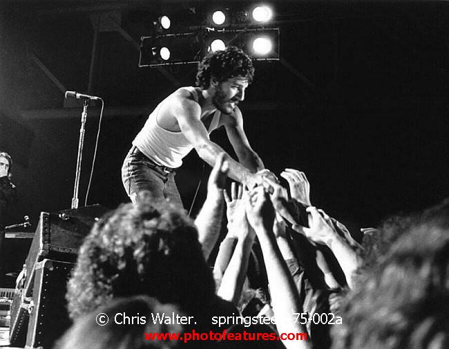 photofeatures's tweet photo. @Springsteen #BornToRun 40 years old!. 1975 What a Show! Photo by ChrisWalter @ChrisWalterPix http://t.co/JsIHty7CyV http://t.co/xA5iNnIJtS