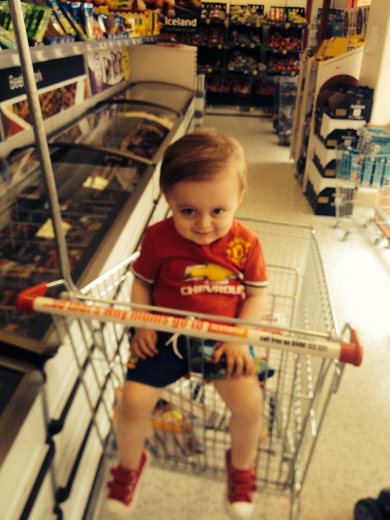 westonn5's tweet image. Shopping for sum football munch to watch #MUFC SMASH IT TONIGHT COME ON YOU REDS !!!!!!!!