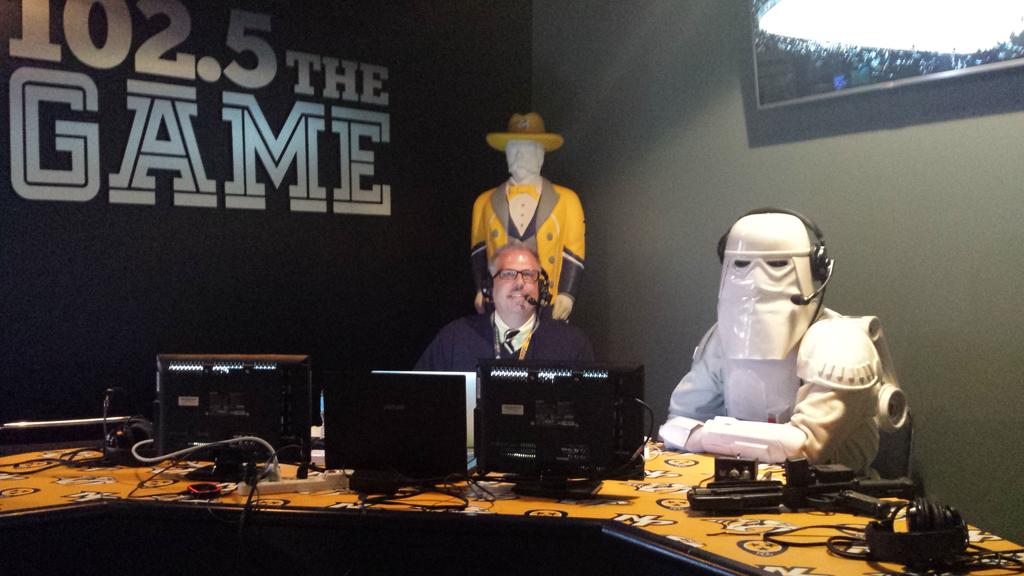 1025TheGame's tweet photo. A Star Wars cameo appearance. #HappyImages http://t.co/pLyYIdpINp