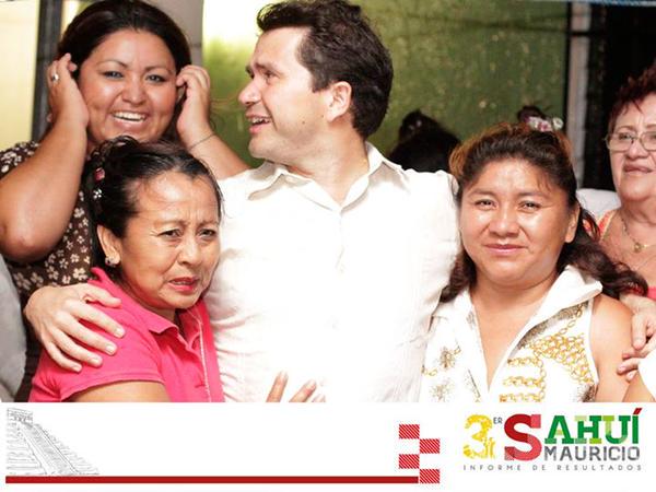 YUCATANALMINUTO's tweet photo. En equipo con @RolandoZapataB se gestionaron más de 74 mil mdp para Yucatán en 3 años #3erInformeSahui http://t.co/zfVFJQiGGA