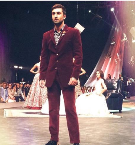 MovifiedBolly's tweet photo. The hunk #RanbirKapoor walks the ramp for @ManishMalhotra at #LakmeFashionWeek #LFW2015 http://t.co/Prdj1HIoTU