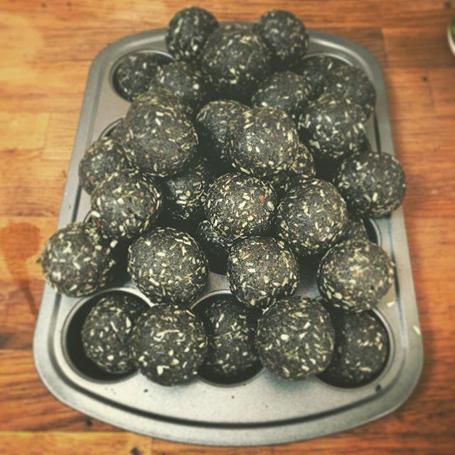 BeyondTheLens's tweet image. Made these lovely nutritious bites of goodness today! (Of course I also made a non coconut version for my non-cocon…