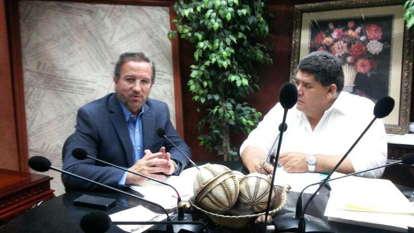 Estrada_Day's tweet photo. Platiqué en la #XEYQ y la #XEEL sobre el dengue y el avance del Hospital de la #Mujer en #Fresnillo. @SSZ_Zac http://t.co/p5gIVPOFXy
