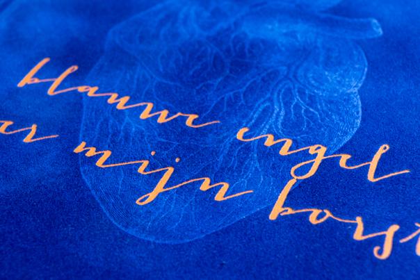 Een mooie limited edition van het fluwelen boek "Blauwe engel over mijn borst". Meer info op fopmawier.nl/index.php/verd…