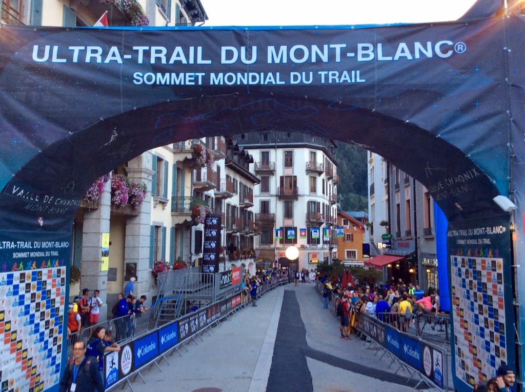 CarrerasMontana's tweet photo. La meta del @UTMBMontBlanc espera en minutos su primer gran campeón, para #TDS 119k. Será @Paubartolo confiamos... http://t.co/MYrLhiwV1O