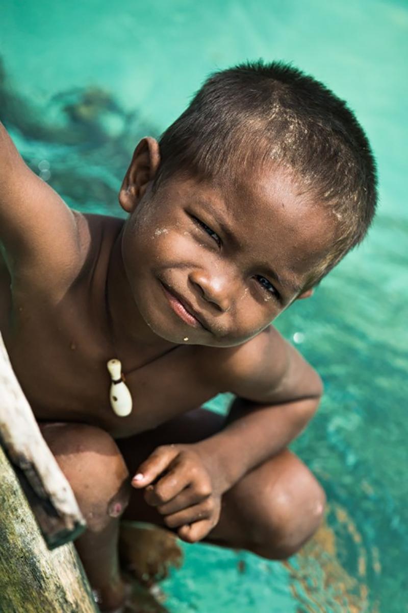 Kinzeuro's tweet photo. PEUPLES DU MONDE / 9 portraits captivants des enfants nomades de la tribu Bajau en Indonésie http://t.co/9QkxWF7L2k http://t.co/CyhhUXv826