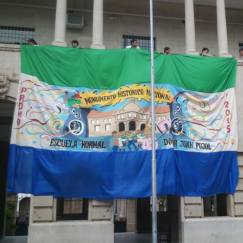 Oscarfgz_'s tweet photo. Yo quiero a mi bandera.🎉🎊 Mi escuela, Mi promoción #Normal15 #Promo15 🎊🎉❤ http://t.co/z1JGgOgCUz