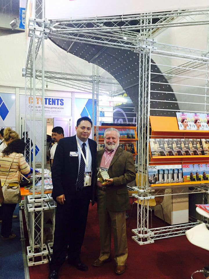 MDCOrange's tweet photo. Gracias @ReedExhibitions y @IcomexMX por este detalle. #Mezcal conmemorativo de #ICOMEX2015 http://t.co/Omp7tt1DTl