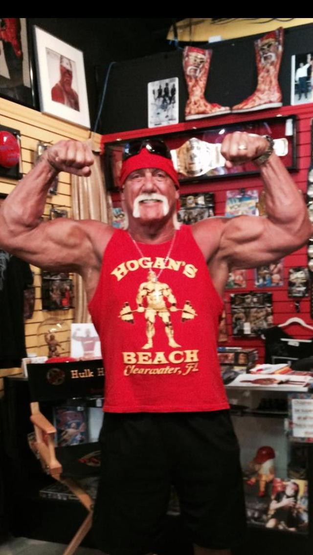 Hulk Hogan på Twitter: "Getting an arm pump on at Hogans Beach Shop today signing BROTHER. HH http://t.co/u798FCxoIB" / Twitter