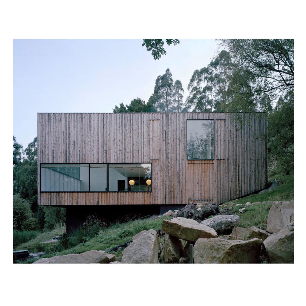 HighPointTX's tweet image. Little Big House in Tasmania. Simplicity and beauty built into the slopes of Mount Wellington