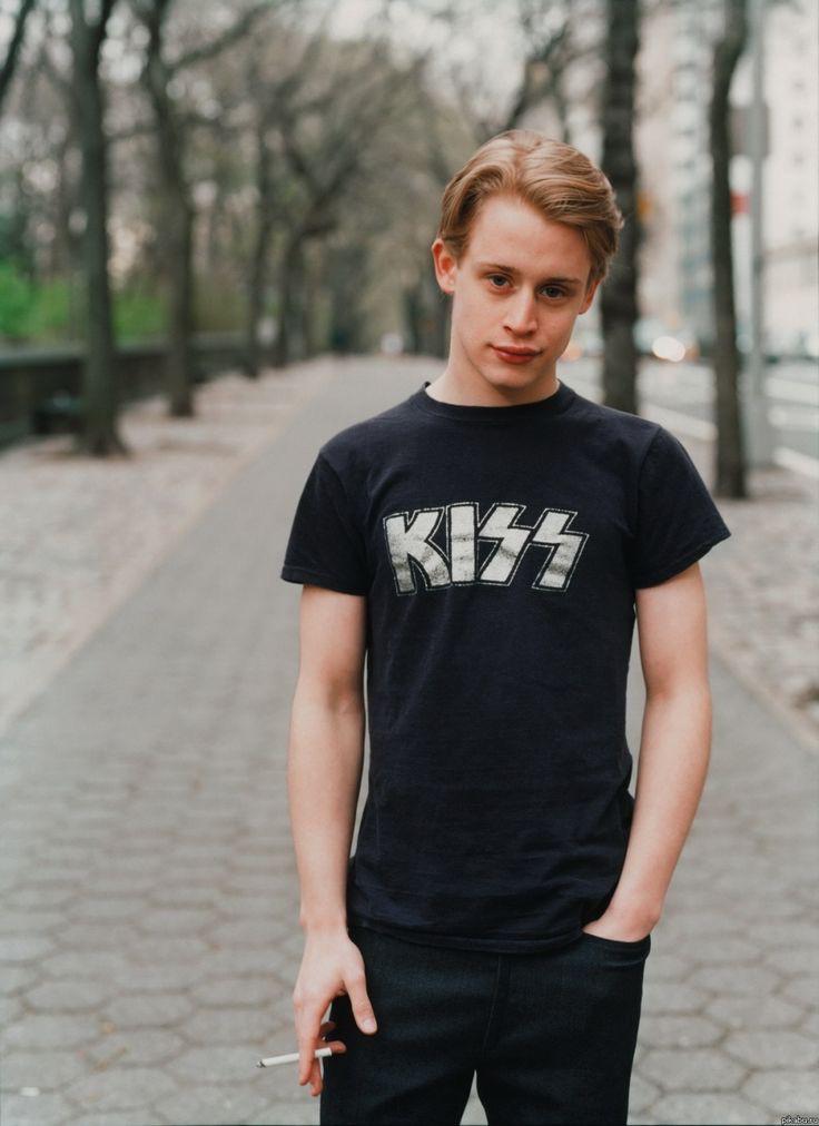 HAPPY BIRTHDAY to Macaulay Culkin!! Still convinced he\s my soul mate... Don\t care   