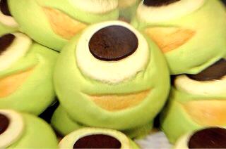 تويتر メロンパンbot على تويتر ディズニーランド スウィートハートカフェの マイクメロンパン モンスターズインクのキャラクター マイク の形を模したメロンパン 生地はしっかりしていて 甘すぎない マイクメロンパン Http T Co 9o3qkru0yv