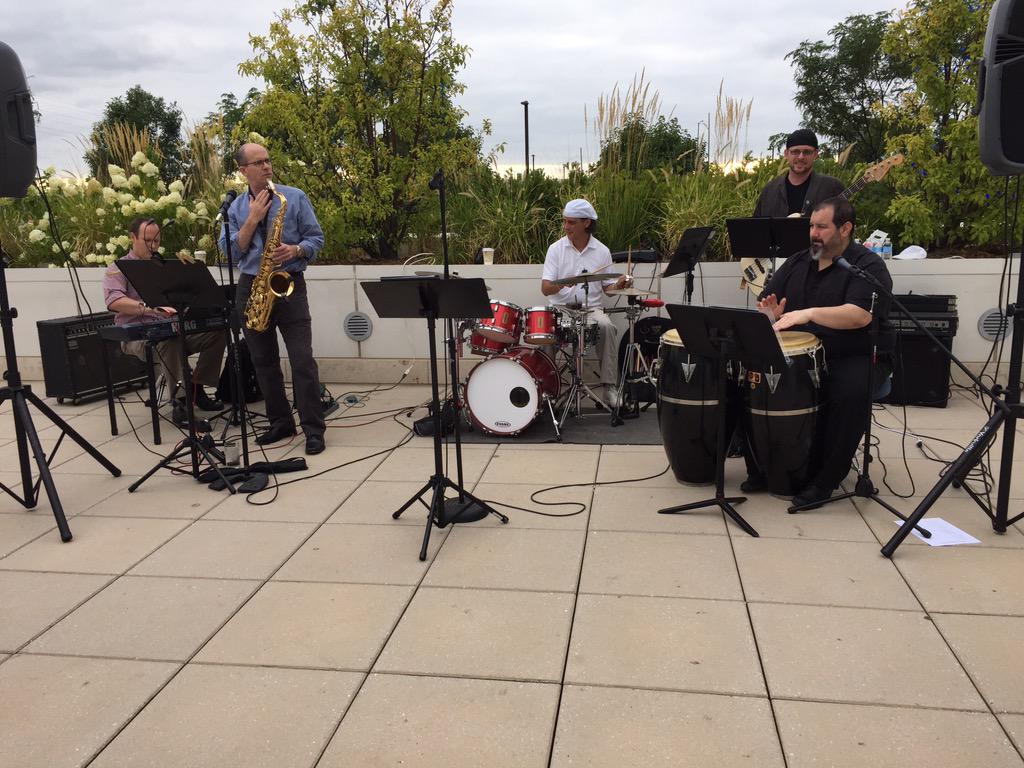 SourceOneEvents's tweet image. The music is live and the drinks are cold! Unbelievable kickoff to Chicago Shoe Market 2015! #Shoecago