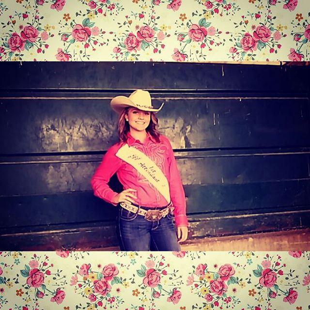 Royal_Cowgirl's tweet photo. It's that time of year again!:) #BoxElderCountyFair #rodeoqueen #ILookAMess. #ButImHavingFun ❤ by cidneywadman http://t.co/4U11V0N2xF
