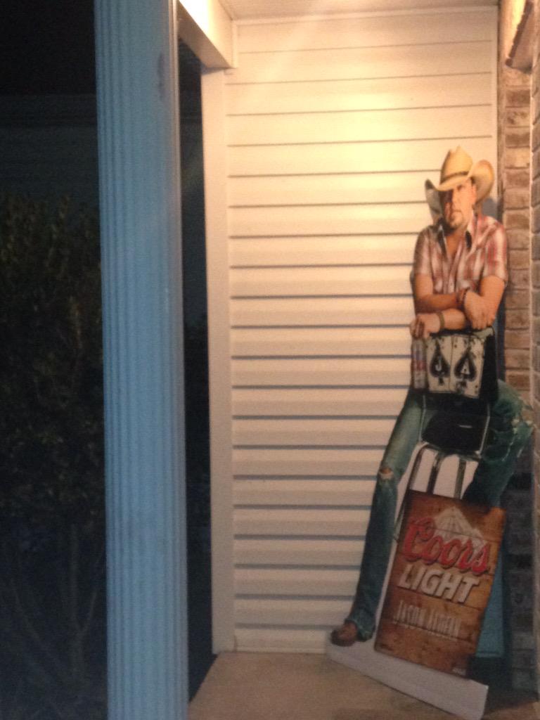 cardboardjasonA's tweet photo. The stars look lovely tonight, but not as lovely as her. #cardboardjason @Jason_Aldean http://t.co/BOFWD6jGHT