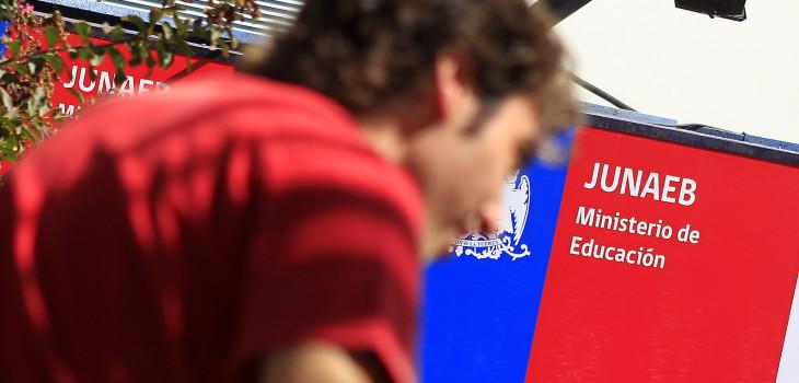biobio's tweet photo. Junaeb llama a estudiantes de educación superior a renovar sus becas para el segundo semestre http://t.co/kiCiYyZBzc http://t.co/OEFatt5wDJ