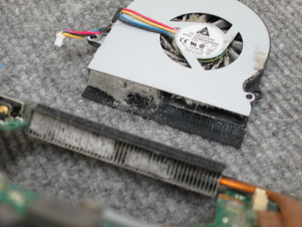 大きな音がするとご相談がありました。診断で内部清掃のご提案をしてご依頼いただいたPC内部のFANです。スリットもこれだけ埃で埋まってしまうとノートPCはほとんど排熱できなくなり故障の原因となりますので、ご相談・ご依頼はリカバリーまで♪
