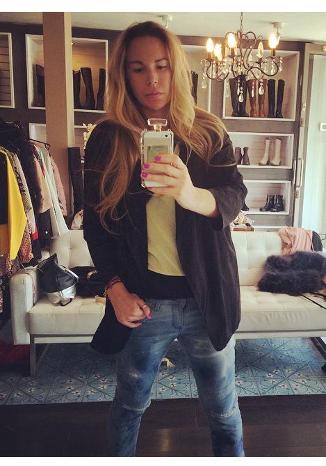 blusa amarilla con jeans