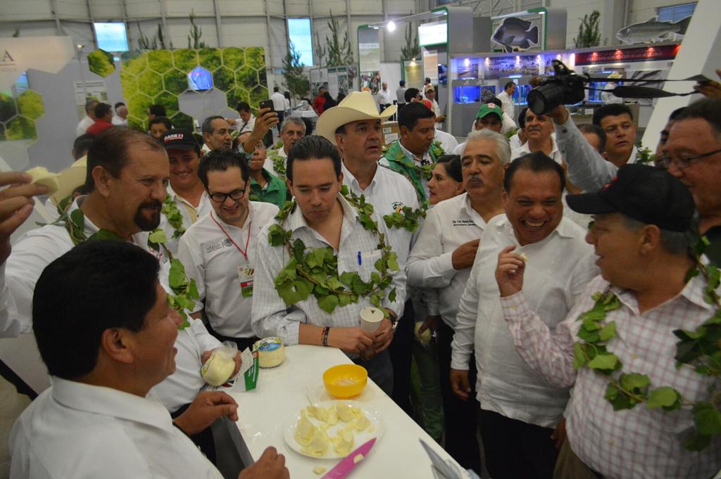InformateOax's tweet photo. El #Quesillo un orgulloso producto #Oaxaqueño presente  #77CongresoNacionalExtraordinario @LinoVelazquez @ManuelCota http://t.co/TS54M6vDKz