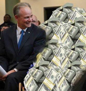 SaveUAfromScott's tweet photo. #AkronMoveIn Welcome to @uakron where your tuition $$ go right into @PresScarborough's & his high-paid VPs' pockets. http://t.co/hibp0LLPMq