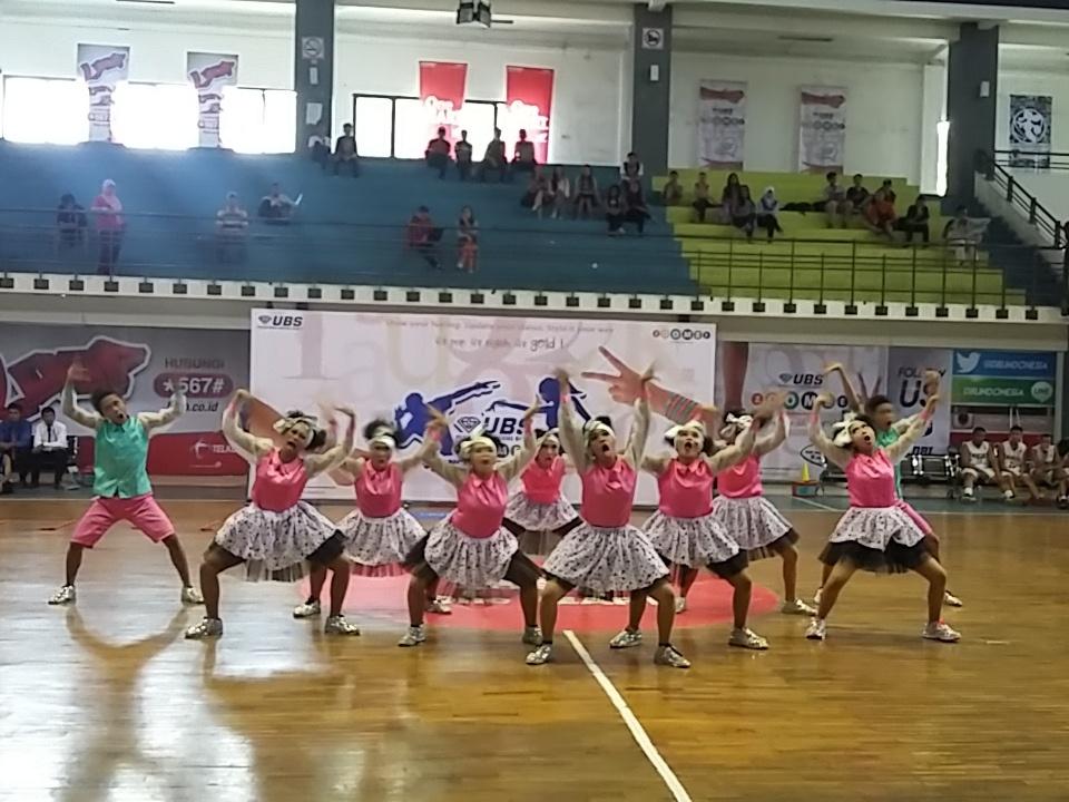DBL_MALANG's tweet photo. Ini dia tim dance SMAN 2 Lumajang. Ada boneka boneka cantik nihh #UBSZooMeeDanceCompetition #DBLMalang http://t.co/fOfTdkaSDR