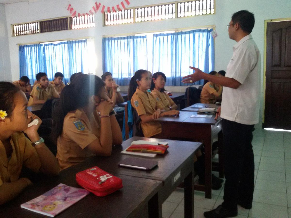 Kimia farma mengajar sman 2 tabanan... @KimiaFarmaCare #KFMengajar