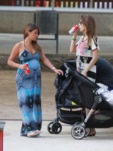 mesqueunclub.gr: Messi's pregnant girlfriend Antonella with their son
