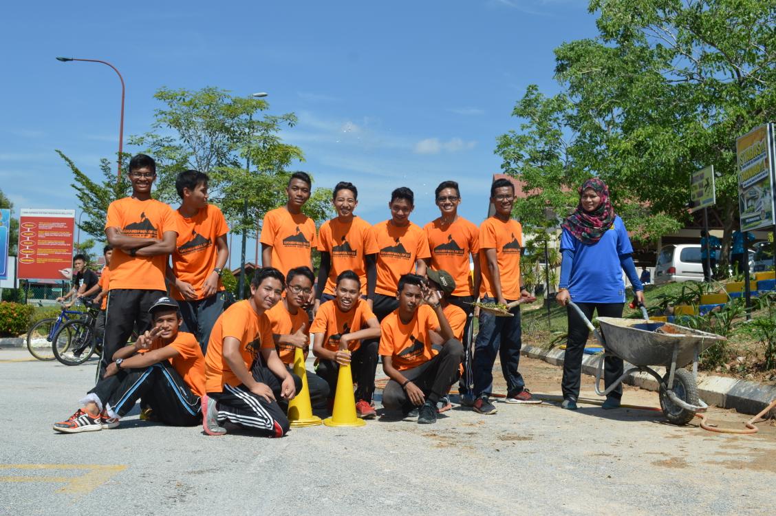 SubestFc's tweet photo. SUBEST G7 turut serta dlm aktiviti gotong royong perdana. http://t.co/a5vWuJQkhE