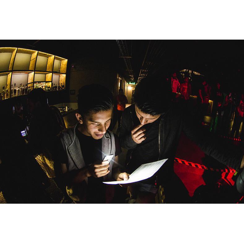 Jeremyoficial1's tweet photo. Que quieres...? Una chela..? Mmm esta muy caro.. Bueno tómame una foto... Jajaja 😎 #Jeremyismyband #lol #Brothers http://t.co/aR7VROagB1