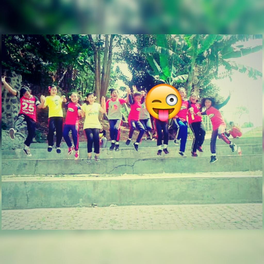 hellalzr's tweet photo. Hahaha Lagi Olahraga Malah Selfie Selfie >__< http://t.co/Lb0J5UhYmd