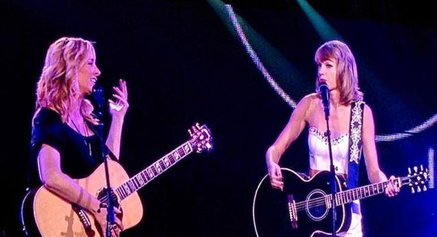 ComedyCentralUK's tweet photo. .@taylorswift13 just had a #FriendsFest! She sang Smelly Cat on stage with Phoebe Buffay! http://t.co/2qSIFVSaxx http://t.co/fxQyXirXBo