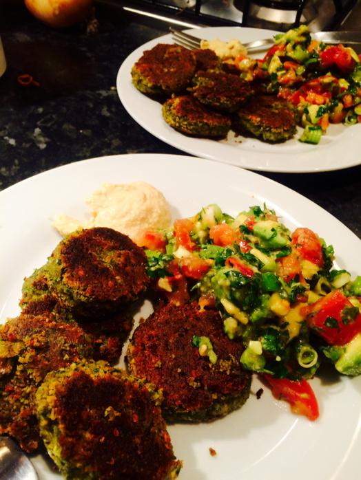 EatGood_Food's tweet photo. Last nights test kitchen... Homemade falafel, salsa, smoked humous #vegan #eatgoodfood #nomnom http://t.co/GH1fe5O14w