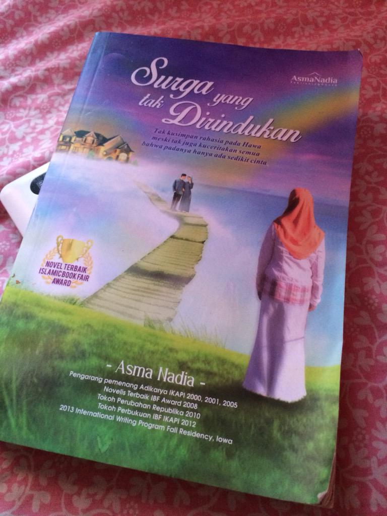 PutriSC_90's tweet photo. Pdhl udh pnya novelnya dr 1th lalu tp pas meet and greet di Sumarecon lupa dibawa buat di ttd oleh bunda @asmanadia http://t.co/9inQOR185Q