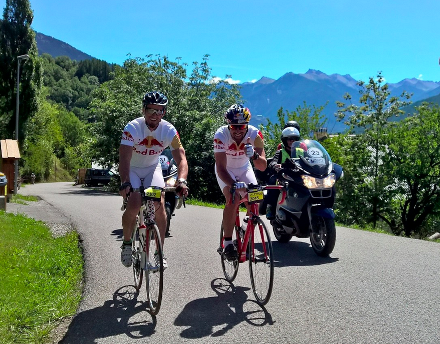 ClubEliteHA's tweet photo. Le Président LucAlphand @LaetiRoux @PatrickDempsey @Pierre_Vaultier
#ClubEliteHautesAlpes #myhautesalpes #Haute_Route http://t.co/QbN6IS8QXl