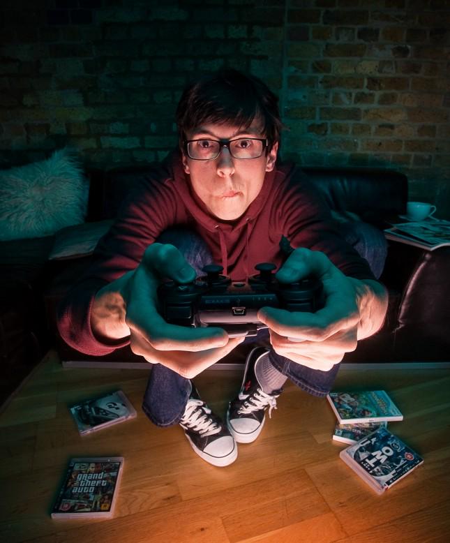 Я ночами плохо сплю потому что. Геймер. Человек играющий. Геймеры субкультура. Плохие компьютерные игры.