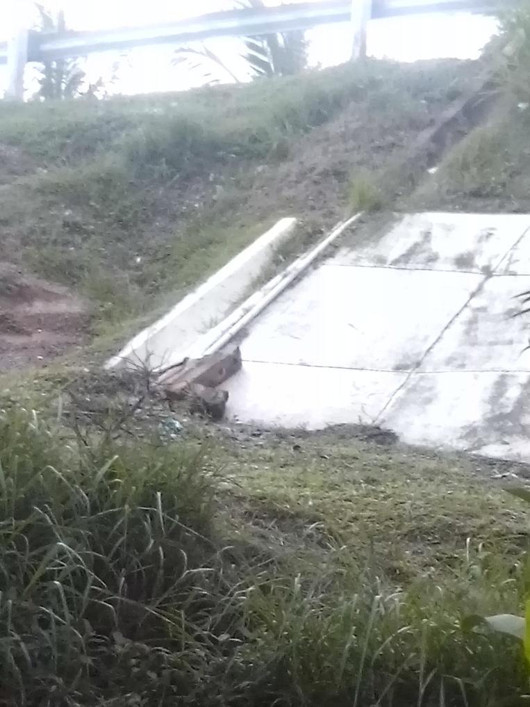 Tubería rota en la parada de Arraiján frente al extra, desde la madrugada se pierde agua <a href="/DiaaDiaPa/">Diario DiaaDia</a> <a href="/IDAANinforma/">IDAAN</a>