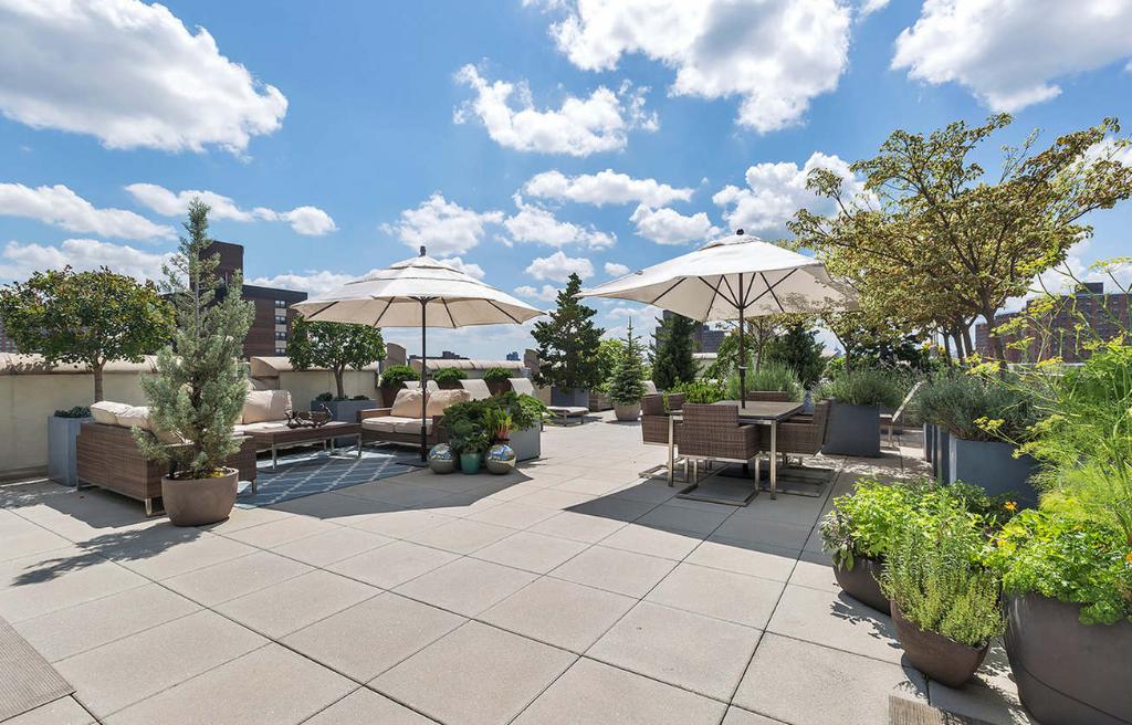streeteasy's tweet image. Unheard of in #NYC: Private 1,900-sq ft terrace that comes with a 1,400 sq ft condo. $1.795M. streasy.co/6018BynUA