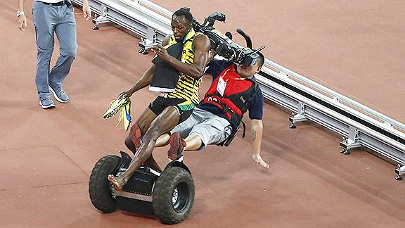 ESPNmx's tweet image. #VideoESPN Usain Bolt se cae por culpa de un camarógrafo bit.ly/1JohUmn