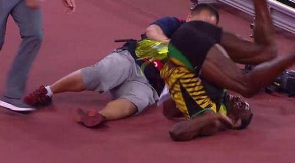 clarincom's tweet photo. El único que pudo con Bolt: un camarógrafo lo atropelló en pleno festejo  http://t.co/DlzZ2XKpjx http://t.co/WTIF2VeoA1