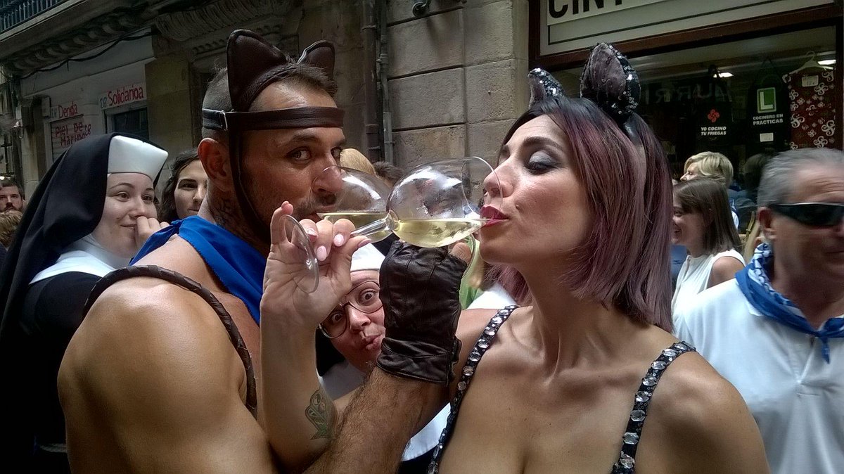 theholeshow's tweet photo. @elgatothehole2 y @Lorena_Calero de #txikitos con la prensa de #Bilbao calentando el estreno de esta noche http://t.co/RWp2okhWat
