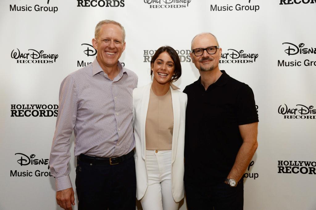 DisneySpain's tweet photo. Comienza un nuevo viaje para @TiniStoessel porque ha firmado con Disney Music Group's Hollywood Records ¡enhorabuena! http://t.co/L47cTqb9bf