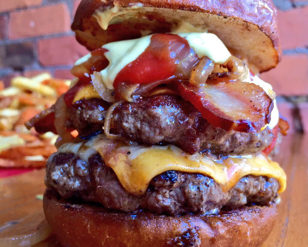 FamousEats's tweet image. #NationalBurgerDay

WANT A BURGER?

WANT A FREE BURGER EVERY WEEK FOR A YEAR?

ONE TICKET UNDER A BURGER TODAY

RT 😍