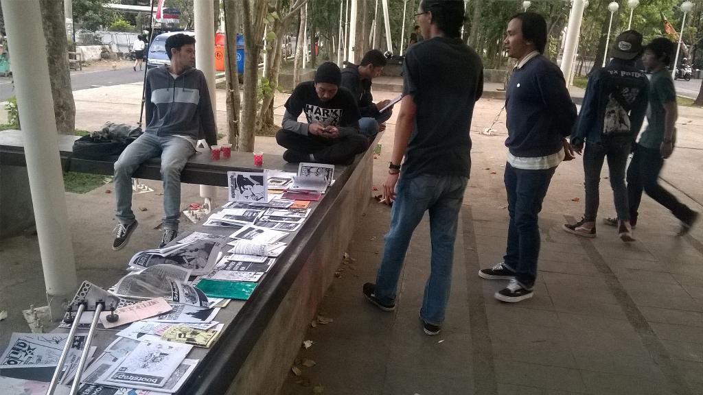 Yosh Mendadak Hangout is Good sekarang berada di Taman Kunang2 depan Wearnes sini aja langsung bersengkerama :)