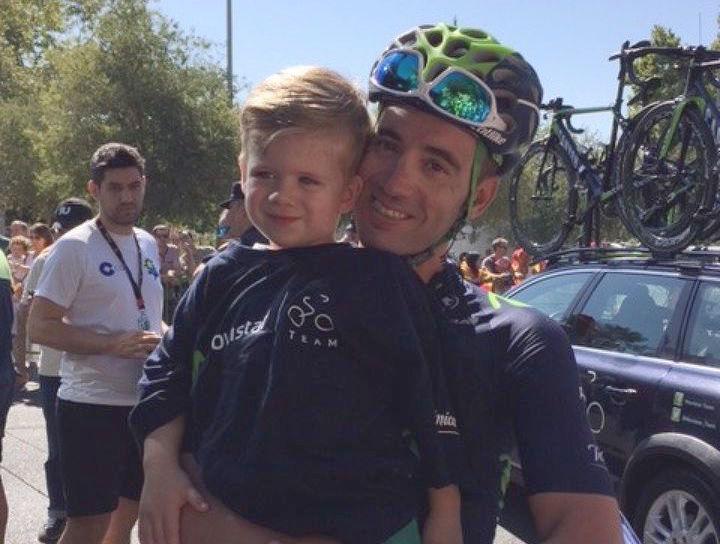 Movistar_Team's tweet photo. Uno que empieza a estar muy cerca de casa. @JaviMorenoBazan, con el pequeño Javi 😍 #LV2015 @GemmaLara http://t.co/DDpHBNVezg