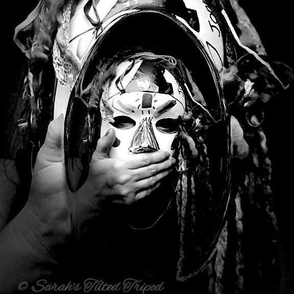sarahstripod1's tweet photo. Speechless ..#photography #photooftheday #blackandwhite #blackandwhitephotography #art #mask #tribal http://t.co/aRFMIigZS2
