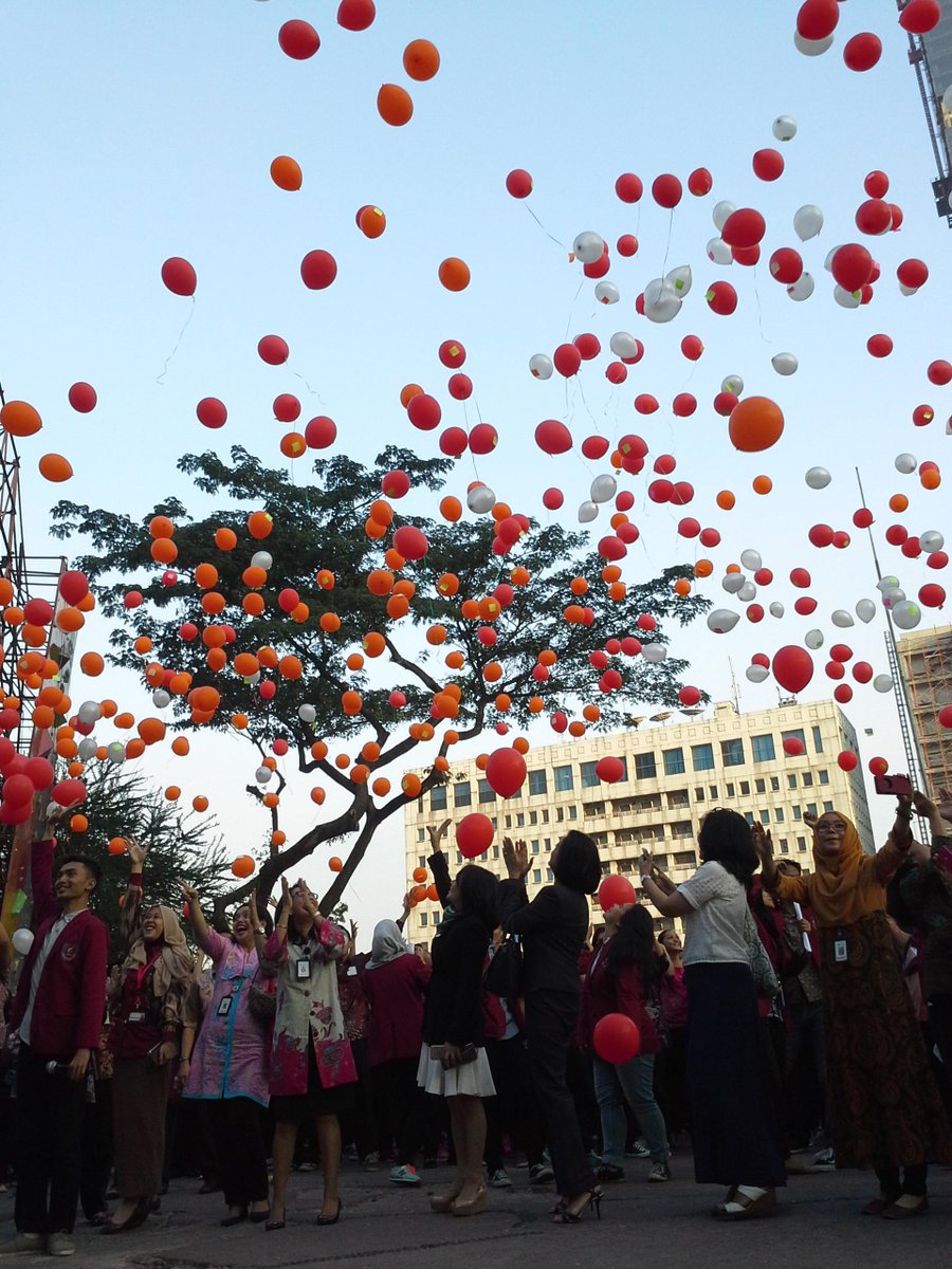 UBSIF_TIF's tweet photo. Baloon release @UBcampus #UBsWeek2015 http://t.co/odm7KQ6Mjg