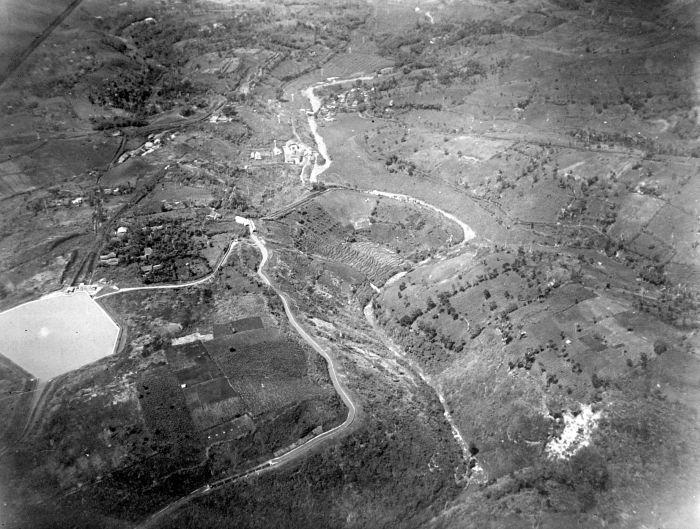 Sungai Cikapundung a/ sungai yg membelah Kota Bandung. Ci berarti air &amp; Kapundung a/ jenis buah. #HistoricalTweet