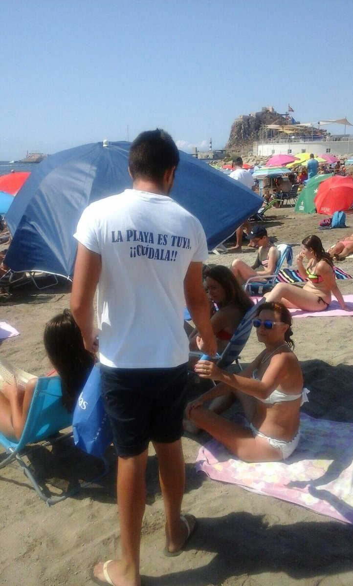 El Ayuntamiento reparte 4.000 ceniceros en las playas urbanas de #Águilas. ayuntamientodeaguilas.org/detallesnotici…
