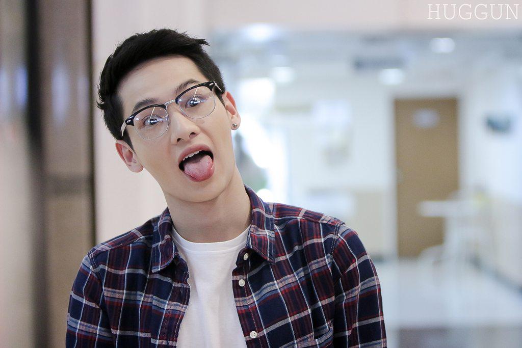 แบร่ 😝😝😝 <a href="/AtthaphanP/">ATTHAPHAN PHUNSAWAT</a>  ( i.imgur.com/9JSrocMh.jpg / i.imgur.com/5pWimtYh.jpg ) #huggun_ #AtthaphanP